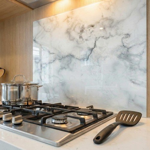 Mermer Desenli Beyaz Ocak Arkası Cam Koruyucu